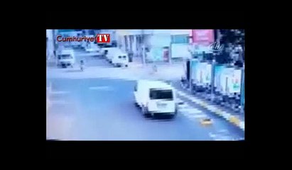 Motosikletlinin kıl payı ölümden kurtulduğu anlar kamerada