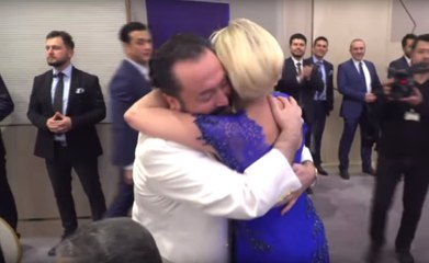 Adnan Oktar, Gecesinde Sahne Alan Muazzez Ersoy'a Sımsıkı Sarıldı
