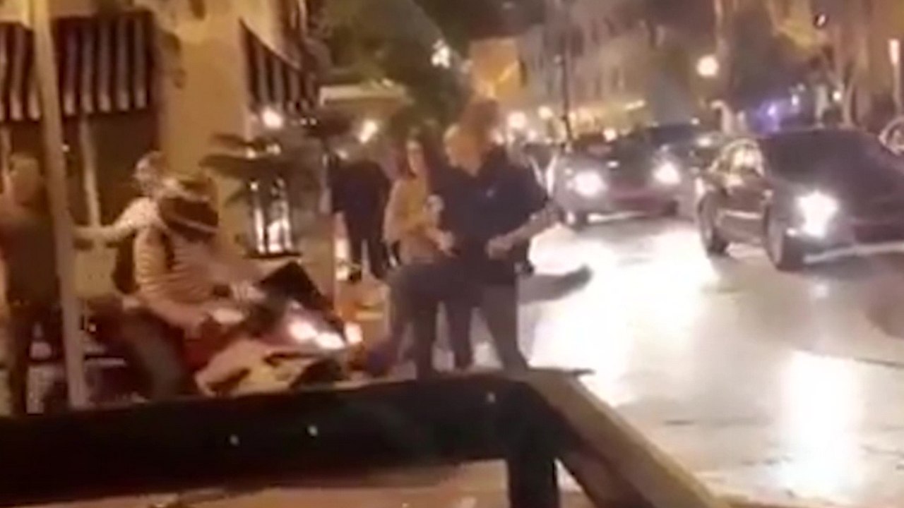 Un homme ivre fait la grossière erreur de taper dans une moto