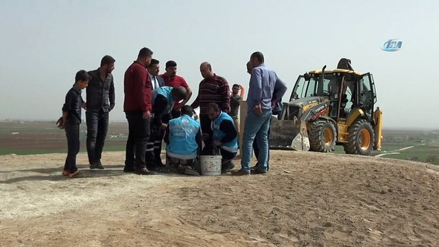 Suriye sınırındaki Akçakale’ye iki dev Türk bayrağı dikildi