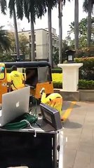 ஆட்டோவில் இறங்கி குத்தாட்டம் போட்ட சென்னை அணி வீரர்கள்- வீடியோ