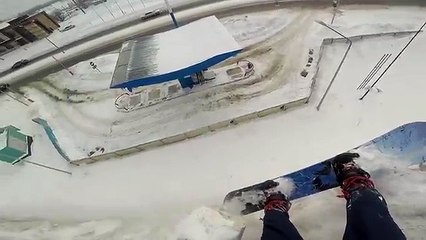 Un snowboardeur évite une chute en s'approchant d'une falaise