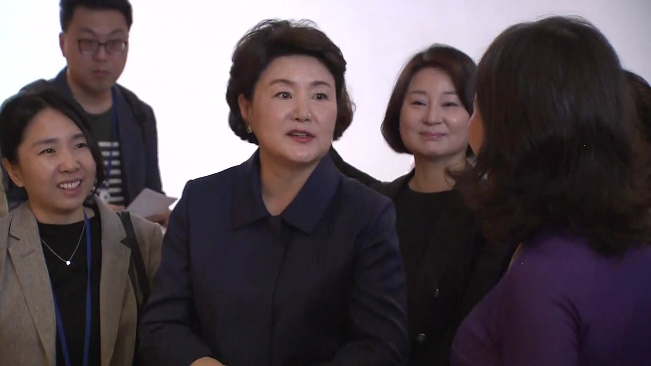 김정숙 여사, 베트남 주석 부인과 손잡고 박물관 관람 / YTN