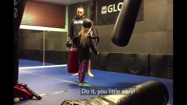 Une petite fille demande à son prof de boxe de lui mettre un vrai coup