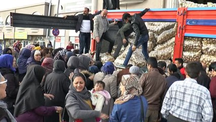 Pazarcılar Odası patates dağıttı, izdiham çıktı