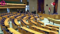 BREAKING: Man valt/springt van publieke tribune in Tweede Kamer; kamerleden in shock [22-3-2018]