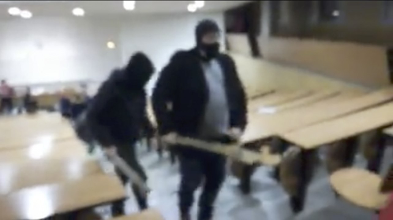 Des  bloqueurs se font sortir à coups de bâton à la fac de droit de Montpellier