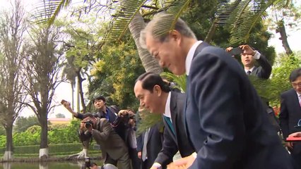 文대통령 호찌민 거소 방문..."호 주석 본받으면 부패 없어질 것" / YTN