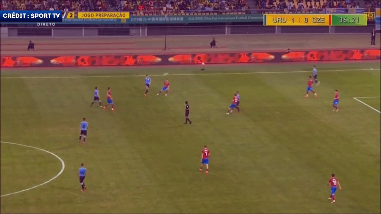 Le ciseau acrobatique magique de Cavani avec l’...