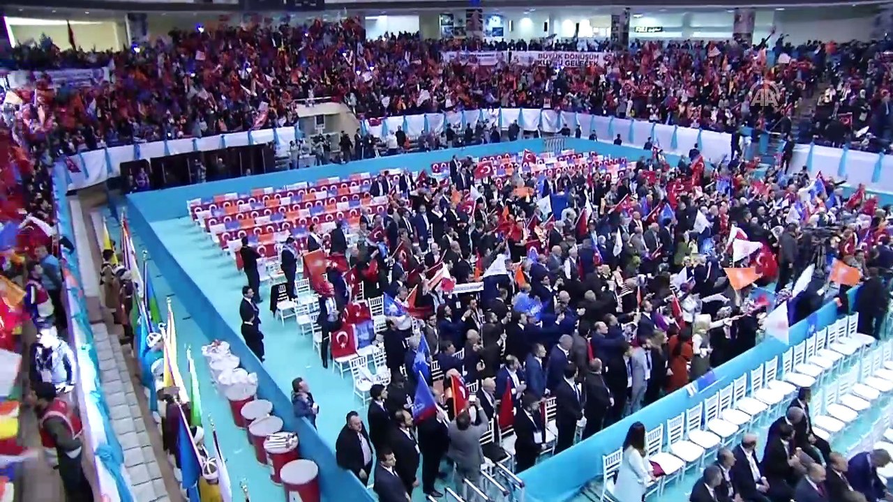 Cumhurbaşkanı Erdoğan: 'İlçe olduğunda seçim kampanyasına buraya geldiğimiz zaman çizmelerle dolaştık' - İSTANBUL
