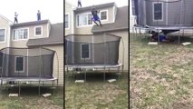 Un jeune saute sur un trampoline depuis le toit d’une maison