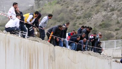 Polis aracının dereye devrilmesi - Mehmet Ayan'ı arama çalışmaları sürüyor - TRABZON