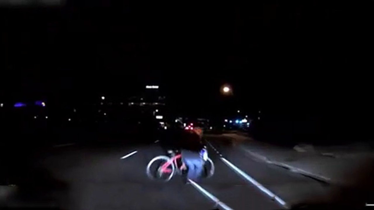 La police publie la vidéo de l’accident entre une voiture autonome Uber et une piétonne