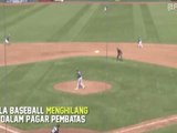 Bola Baseball Menghilang ke Dalam Pagar Pembatas