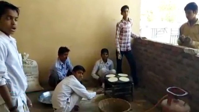 Madhya Pradesh: Tribal students forced to make chapatis in hostel | Oneindia News
