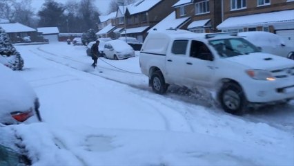 Chico aprovechó un temporal para practicar el esquí en su calle
