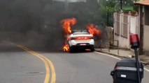 Táxi pegou fogo na Avenida Serafim Derenzi, em Vitória, na manhã desta sexta-feira (23)