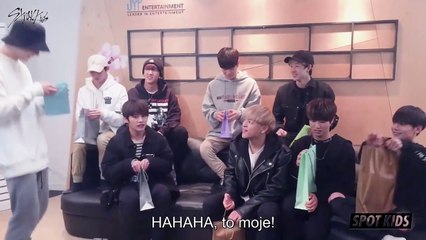 [SPOT KIDS  BLACK] Wymiana prezentami z okazji Nowego Roku.