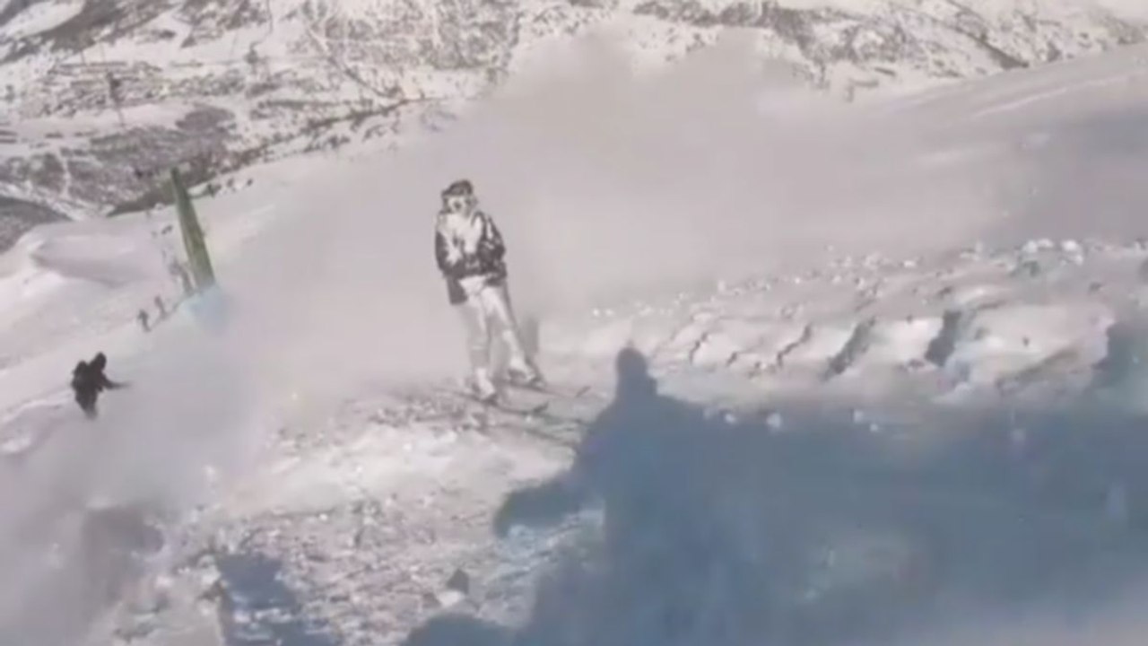 Projeter de la neige sur des skieurs au tire-fesses