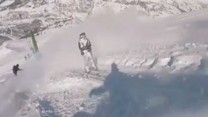 Projeter de la neige sur des skieurs au tire-fesses