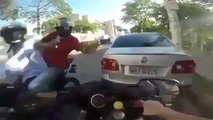 Un motard se fait braquer sa moto par deux hommes armés.