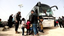 مدنيون من حرستا يخرجون من الأقبية إلى ادلب السورية