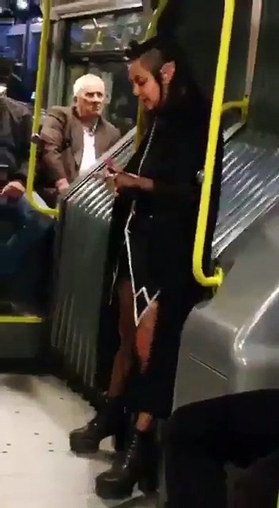 Garip giyimi ile metrobüste şeytanı andıran kız