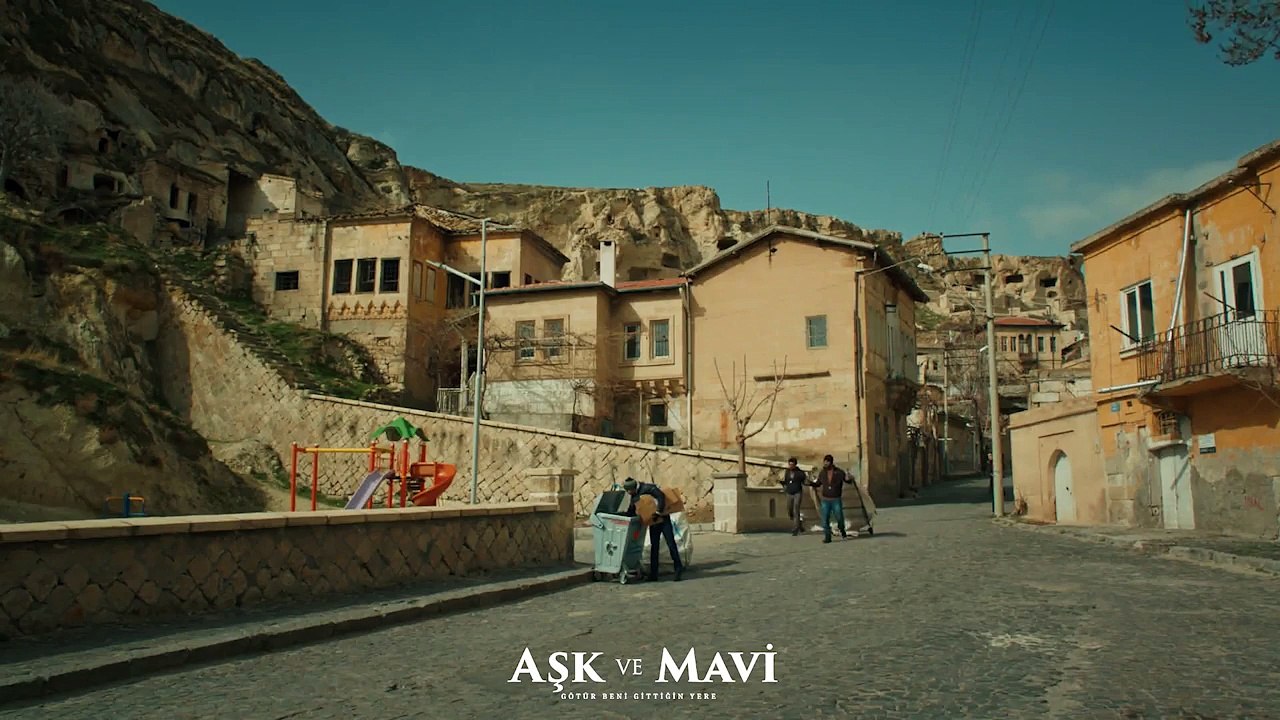 Aşk ve Mavi 58.Bölüm - İsmet’i, kağıt toplarken görünce duygulanan Mavi!