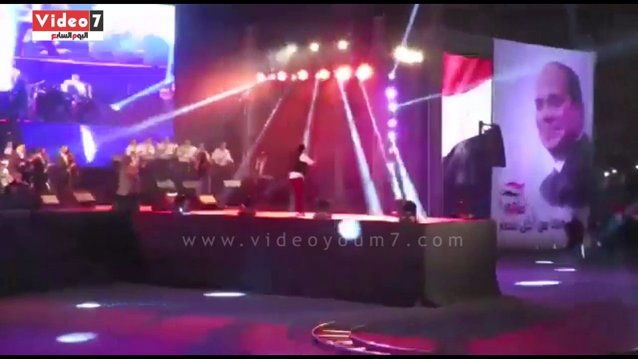 حكيم يدعو المصريين للمشاركة فى انتخابات الرئاسة بأغانى "أبو الرجولة" و"تسلم الأيادى"