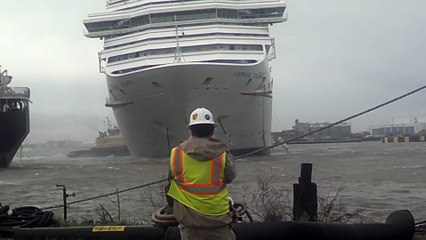 Ce bateau de croisière se détache et fonce dans un autre bateau