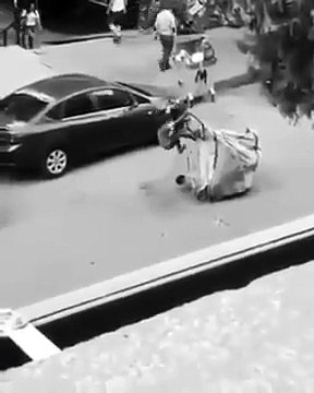 Kağıt toplayan Küçük Kızın Mücadelesi ve Simitçi Çocuğun yardımı