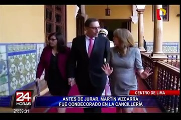 Antes de jurar, Martín Vizcarra fue condecorado en la Cancillería