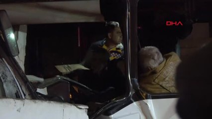 İzmir - Personel Servis Otobüsü Eve Çarptı: 3 Yaralı