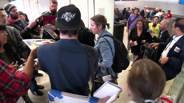 Ready Player One Star Tye Sheridan Surrounded By Fans