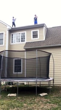 Un idiot saute sur un trampoline depuis son toit de maison
