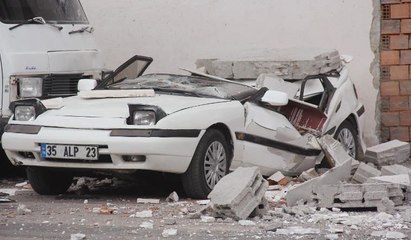 Rüzgar nedeniyle duvar çöktü, araçlar hurdaya döndü