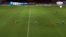 DA SILVA récupère un bon ballon dans la surface mais manque son centre.