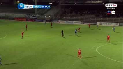 Action dangereuse de Dunkerque mais ROCCHI manque son contrôle.