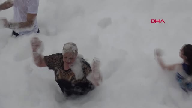 Antalya-İranlı Turistler Köpük Partisinde Eğlendi-Hd