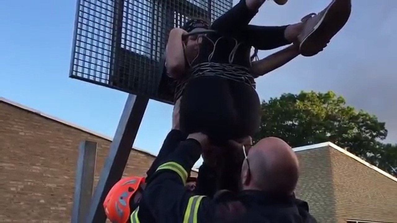 Une fille se coince dans un panier de basket