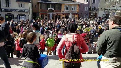 Les parents manifestent en soutien aux ATSEM en  grève  depuis 1 mois