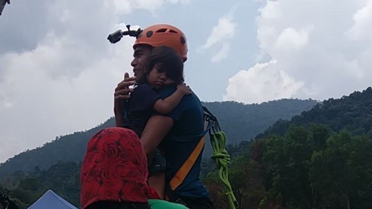 Saut pendulaire avec sa fille de 2 ans dans les bras