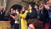 Ovació emocionant del parlament als familiars dels represaliats