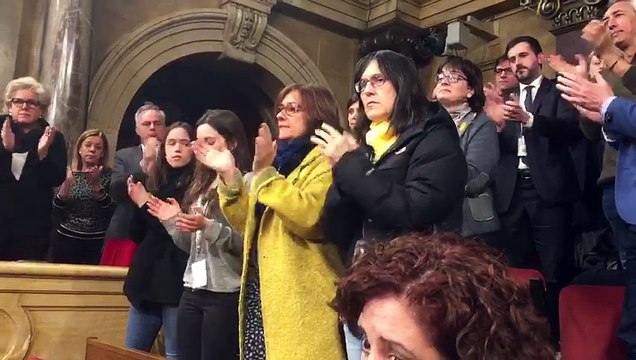 Ovació emocionant del parlament als familiars dels represaliats