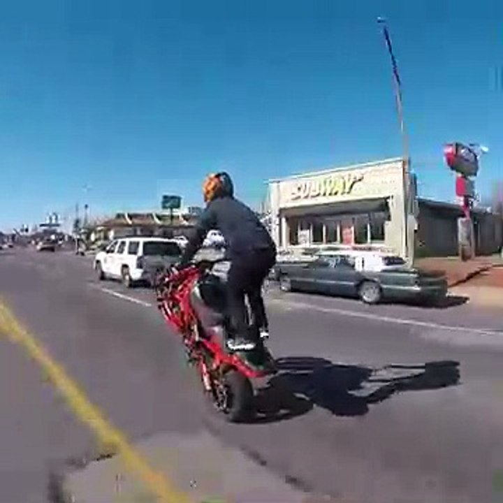 Ce motard qui provoque la police ne s'attendait pas à cette réaction de leur part