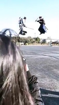 Un combat de sabre en jetpack