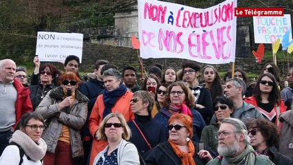 下载视频: Quimper. 500 manifestants contre l'expulsions d'élèves