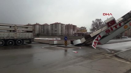 Sivas'ta Fırtınada Duvar Yıkıldı; Araçlar Hasar Gördüek