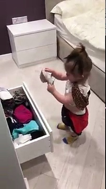 Annesinin Giyisilerine Merakli Kucuk Hanim Twerk