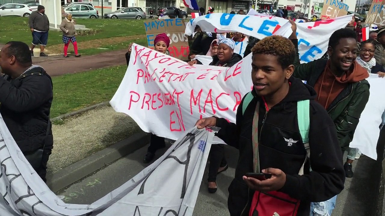 Une centaine de personnes à la manifestation mahorais